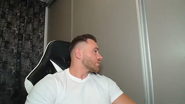 Snapshot of Thori92 chatting on July 28, 7:39 pm Thori92 online show from July 28, 7:39 pm