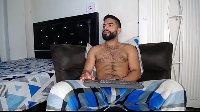 Snapshot of sweatyhairypig23 chatting on March 13, 1:43 am sweatyhairypig23 online show from March 13, 1:43 am