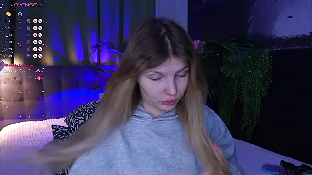 Snapshot of _aleksa_ chatting on December 6, 5:53 am  aleksa  online show from December 6, 5:53 am