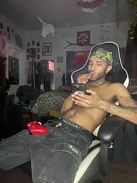 Snapshot of spideyzaddy chatting on November 25, 1:27 am spideyzaddy online show from November 25, 1:27 am