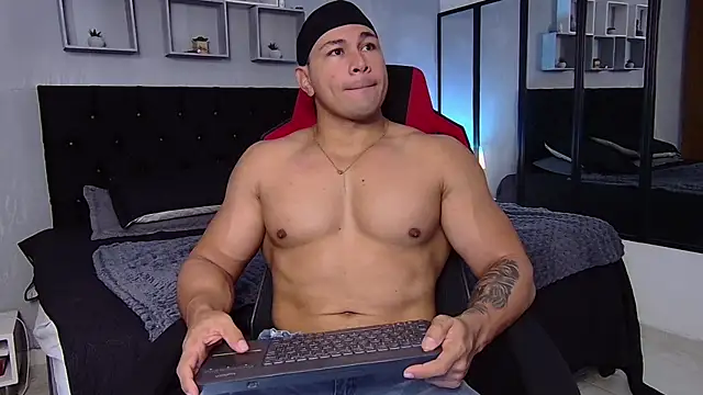 Snapshot of tyler_hank01 chatting on September 13, 1:11 pm tyler hank01 online show from September 13, 1:11 pm