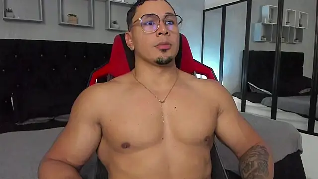 Snapshot of tyler_hank01 chatting on October 28, 6:54 pm tyler hank01 online show from October 28, 6:54 pm