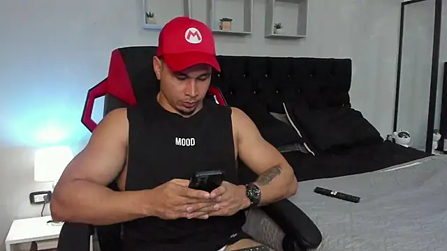 Snapshot of tyler_hank01 chatting on November 2, 10:45 pm tyler hank01 online show from November 2, 10:45 pm