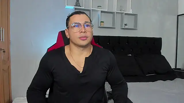 Snapshot of tyler_hank01 chatting on December 2, 2:28 am tyler hank01 online show from December 2, 2:28 am