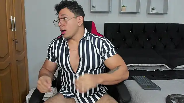 Snapshot of tyler_hank01 chatting on December 4, 11:19 am tyler hank01 online show from December 4, 11:19 am