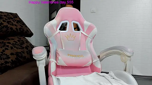 Snapshot of Britney_Charm_ chatting on February 13, 5:58 am Britney Charm online show from February 13, 5:58 am