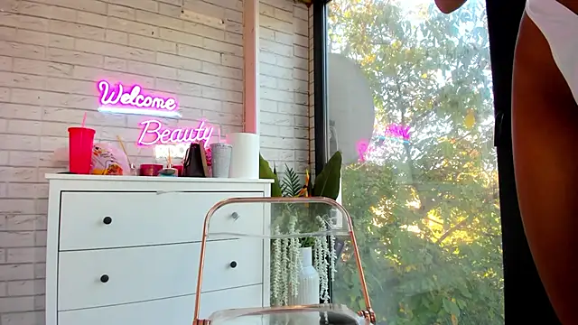 Snapshot of Britney_Charm_ chatting on October 20, 6:14 am Britney Charm online show from October 20, 6:14 am