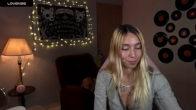 Saucy Jenn online show from March 16, 4:52 am