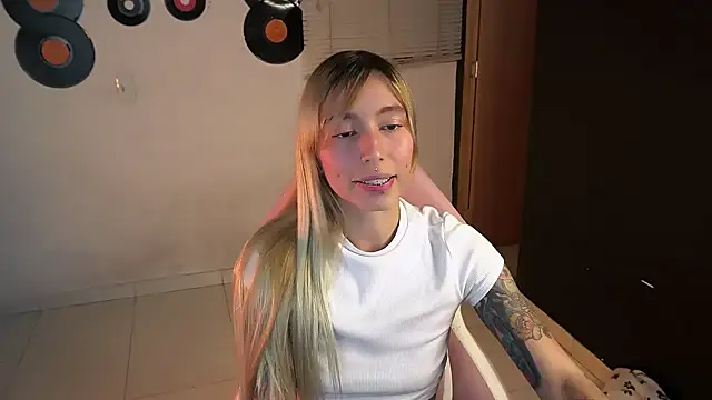 Snapshot of Saucy_Jenn chatting on May 24, 2:16 am Saucy Jenn online show from May 24, 2:16 am