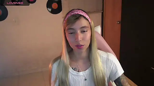 Snapshot of Saucy_Jenn chatting on May 24, 11:54 pm Saucy Jenn online show from May 24, 11:54 pm