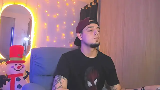 Snapshot of alejandro_calderon1 chatting on December 13, 4:11 am alejandro calderon1 online show from December 13, 4:11 am