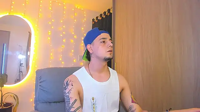 Snapshot of alejandro_calderon1 chatting on December 31, 4:49 am alejandro calderon1 online show from December 31, 4:49 am