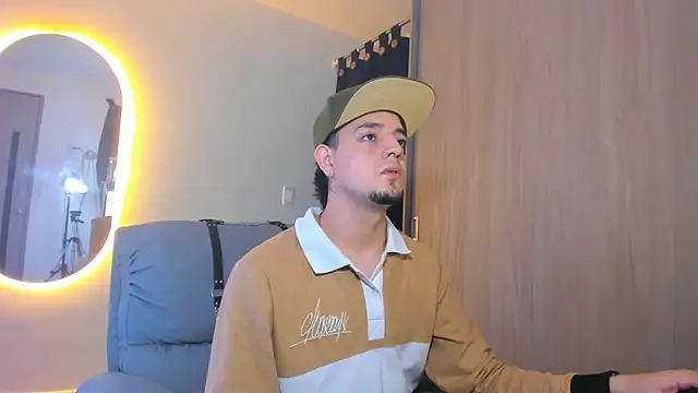 Snapshot of alejandro_calderon1 chatting on January 19, 4:22 am alejandro calderon1 online show from January 19, 4:22 am