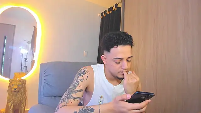 Snapshot of alejandro_calderon1 chatting on January 22, 7:03 am alejandro calderon1 online show from January 22, 7:03 am