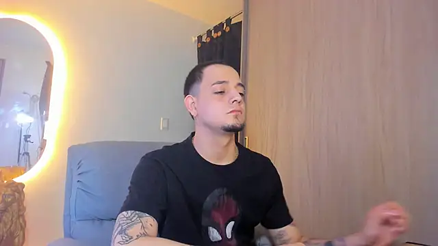 Snapshot of alejandro_calderon1 chatting on February 2, 4:15 am alejandro calderon1 online show from February 2, 4:15 am