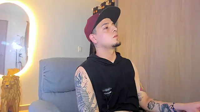 Snapshot of alejandro_calderon1 chatting on February 16, 7:48 am alejandro calderon1 online show from February 16, 7:48 am