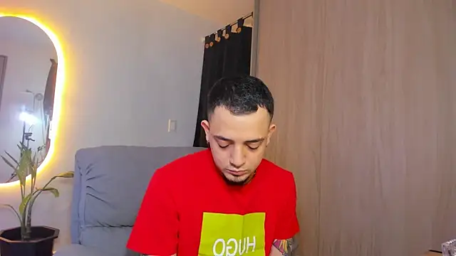 Snapshot of alejandro_calderon1 chatting on February 23, 5:01 am alejandro calderon1 online show from February 23, 5:01 am