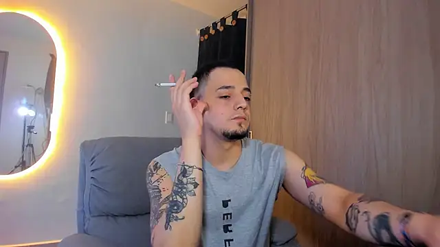 Snapshot of alejandro_calderon1 chatting on February 24, 5:00 am alejandro calderon1 online show from February 24, 5:00 am