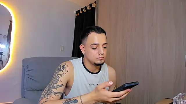 Snapshot of alejandro_calderon1 chatting on February 25, 4:46 am alejandro calderon1 online show from February 25, 4:46 am