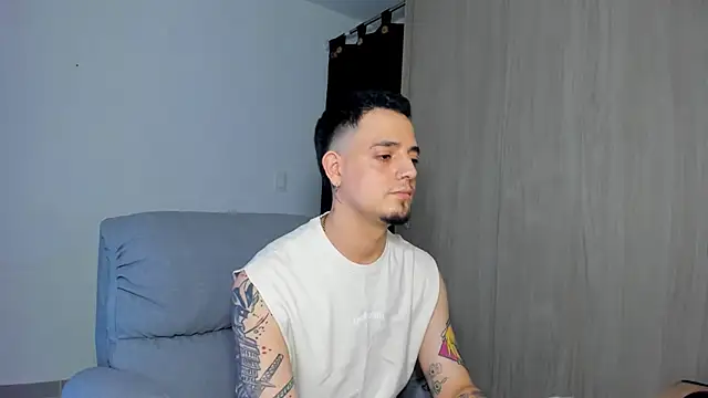 Snapshot of alejandro_calderon1 chatting on March 22, 4:45 am alejandro calderon1 online show from March 22, 4:45 am