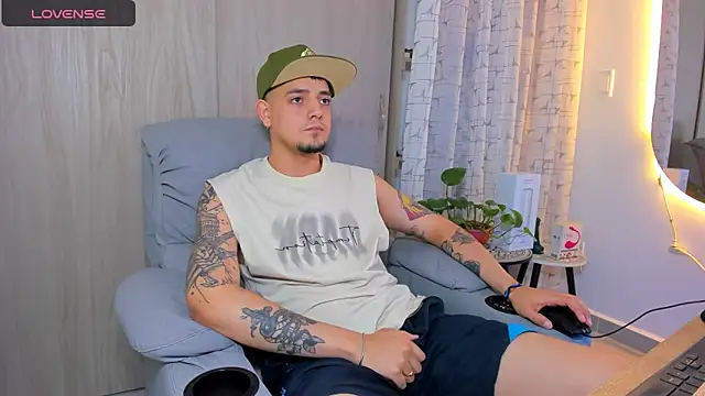 Snapshot of alejandro_calderon1 chatting on September 25, 3:43 am alejandro calderon1 online show from September 25, 3:43 am