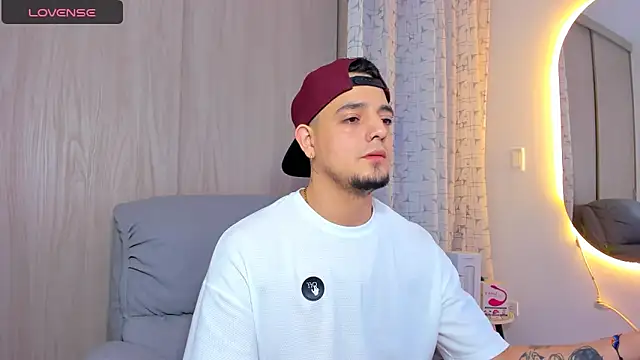 Snapshot of alejandro_calderon1 chatting on October 2, 4:41 am alejandro calderon1 online show from October 2, 4:41 am