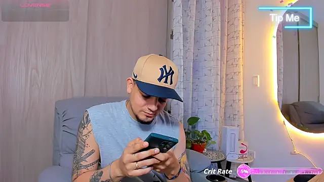 Snapshot of alejandro_calderon1 chatting on October 11, 3:06 am alejandro calderon1 online show from October 11, 3:06 am