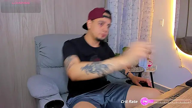 Snapshot of alejandro_calderon1 chatting on October 13, 2:55 am alejandro calderon1 online show from October 13, 2:55 am