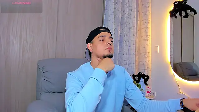 Snapshot of alejandro_calderon1 chatting on October 15, 4:56 am alejandro calderon1 online show from October 15, 4:56 am