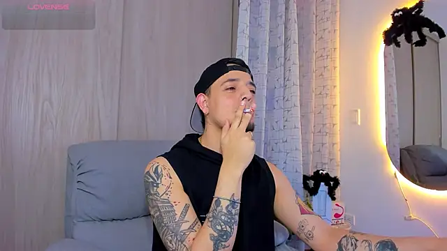 Snapshot of alejandro_calderon1 chatting on October 22, 11:15 pm alejandro calderon1 online show from October 22, 11:15 pm