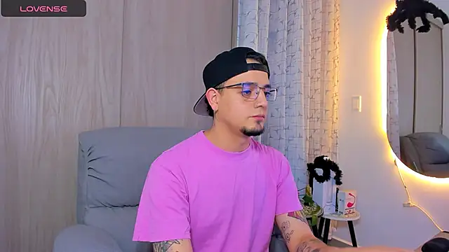 Snapshot of alejandro_calderon1 chatting on October 24, 4:53 am alejandro calderon1 online show from October 24, 4:53 am