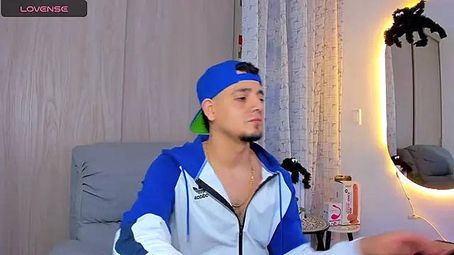 Snapshot of alejandro_calderon1 chatting on October 28, 5:22 am alejandro calderon1 online show from October 28, 5:22 am