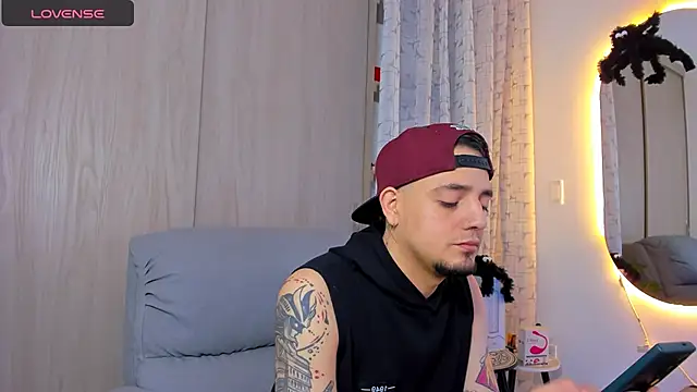 Snapshot of alejandro_calderon1 chatting on October 29, 6:37 am alejandro calderon1 online show from October 29, 6:37 am