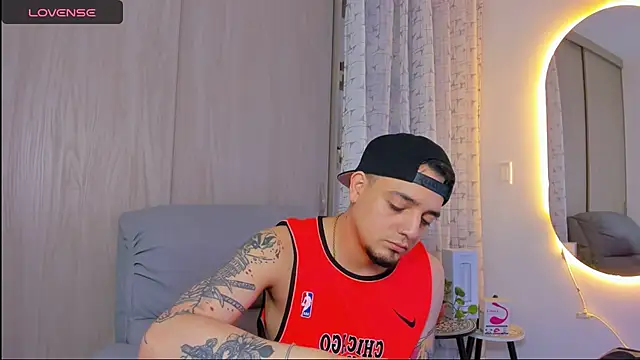 Snapshot of alejandro_calderon1 chatting on November 6, 3:18 am alejandro calderon1 online show from November 6, 3:18 am