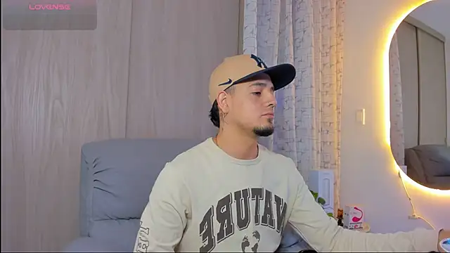 Snapshot of alejandro_calderon1 chatting on November 13, 4:00 am alejandro calderon1 online show from November 13, 4:00 am