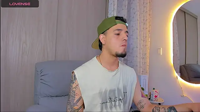 Snapshot of alejandro_calderon1 chatting on November 13, 10:08 pm alejandro calderon1 online show from November 13, 10:08 pm