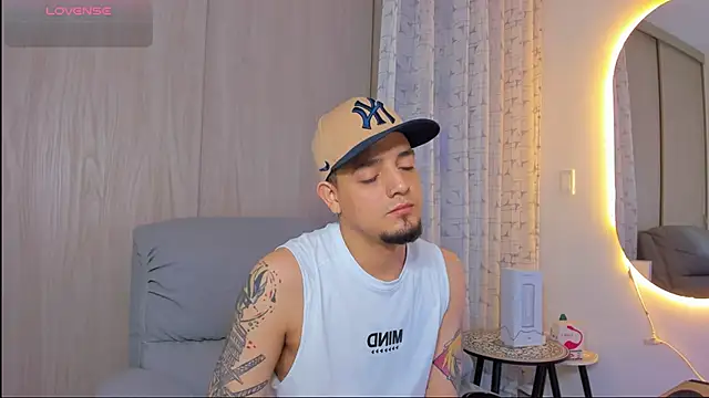 Snapshot of alejandro_calderon1 chatting on November 21, 5:39 am alejandro calderon1 online show from November 21, 5:39 am