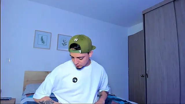 Snapshot of alejandro_calderon1 chatting on November 29, 8:50 am alejandro calderon1 online show from November 29, 8:50 am