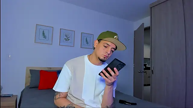 Snapshot of alejandro_calderon1 chatting on November 30, 5:11 am alejandro calderon1 online show from November 30, 5:11 am