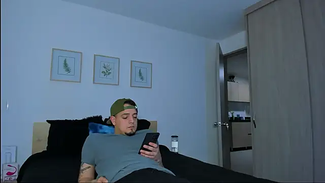 Snapshot of alejandro_calderon1 chatting on December 14, 1:22 am alejandro calderon1 online show from December 14, 1:22 am