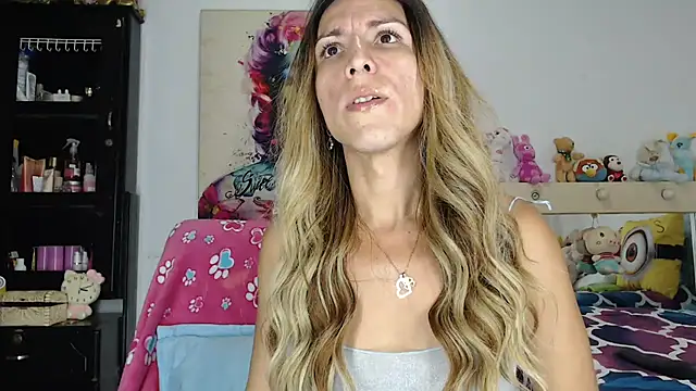 Snapshot of aleera_starxx982 chatting on May 22, 5:03 am aleera starxx982 online show from May 22, 5:03 am