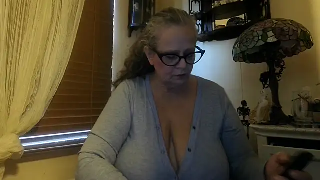 Snapshot of DestineeLoverGirl chatting on October 31, 1:01 pm DestineeLoverGirl online show from October 31, 1:01 pm