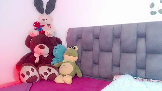 Snapshot of little_star_porn chatting on February 13, 12:13 am little star porn online show from February 13, 12:13 am