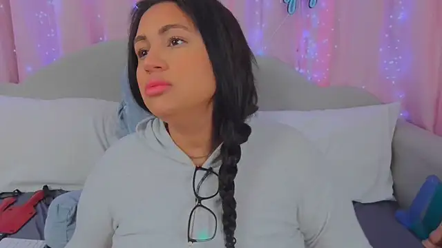 Snapshot of MeghanXO chatting on December 9, 3:33 pm MeghanXO online show from December 9, 3:33 pm