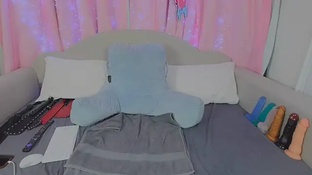 Snapshot of MeghanXO chatting on February 15, 11:14 pm MeghanXO online show from February 15, 11:14 pm