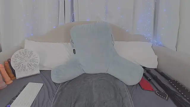 MeghanXO online show from February 8, 4:32 pm