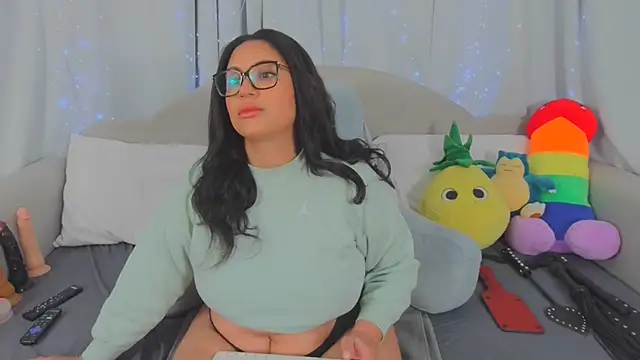 MeghanXO online show from March 25, 1:28 pm