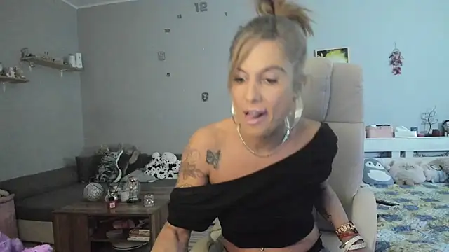 Snapshot of Orchideaxx chatting on February 22, 6:19 pm Orchideaxx online show from February 22, 6:19 pm