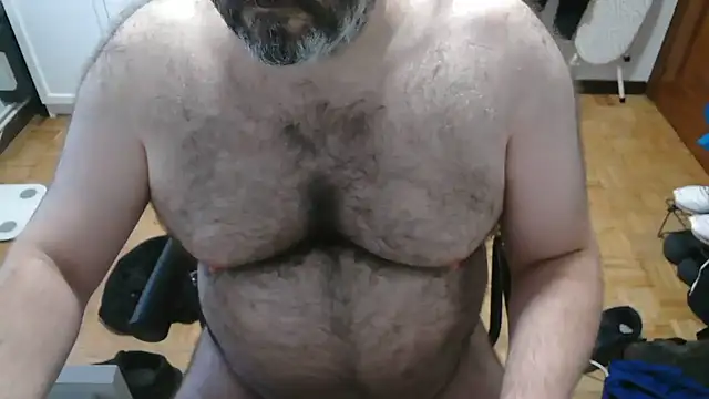 Snapshot of mikeyhotbear chatting on July 16, 5:35 am mikeyhotbear online show from July 16, 5:35 am
