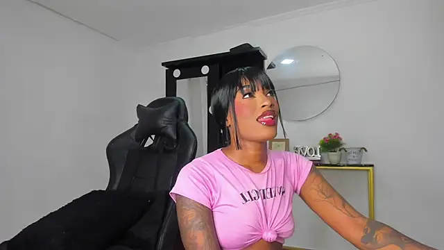 Snapshot of Emattaylor chatting on November 7, 11:43 am Emattaylor online show from November 7, 11:43 am